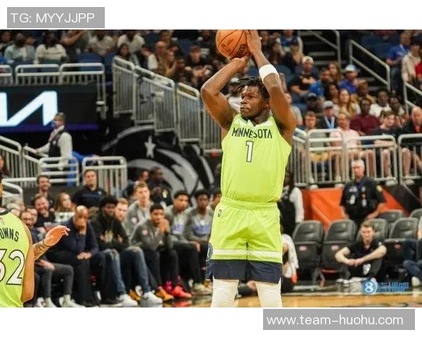 爱德华兹首节表现抢眼9投4中砍下12分并贡献前场板与防守数据